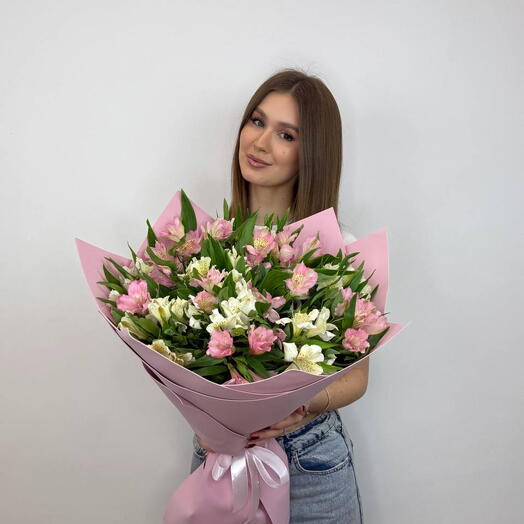 Букет из 15 бело-розовых альстромерии