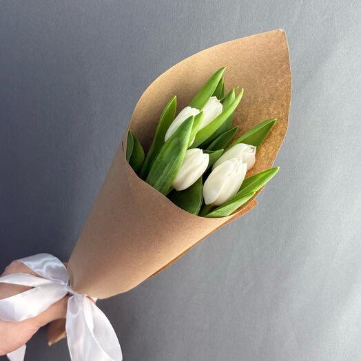 Букет комплимент из белых тюльпанов