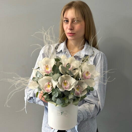 Цветы в коробке с белыми орхидеями