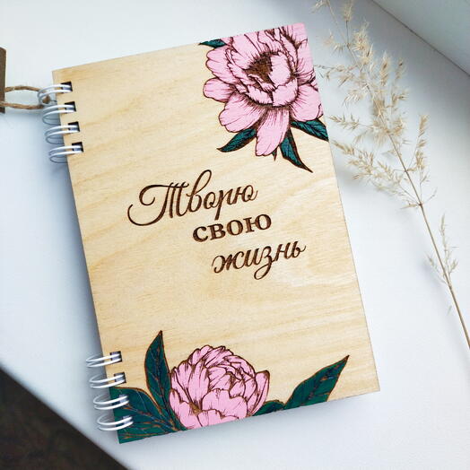 Блокнот из дерева с пионами