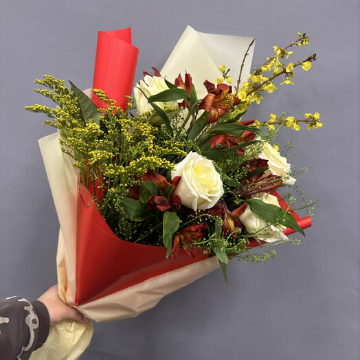 Букет с розами и альстромерии на 8 марта