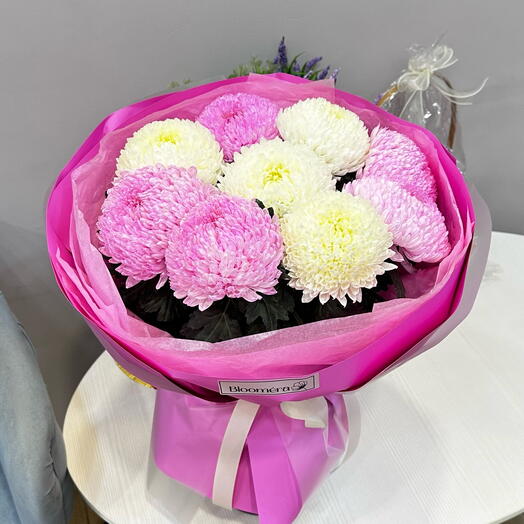 Bouquet with white and pink chrysanthemums