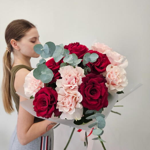 Пышный яркий нежный букет из розовых и красных роз с эвкалиптом в стильной воздушнойупаковке