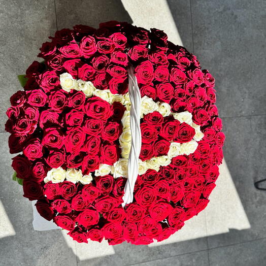 Корзина из 151 розы с первой буквой Ее имени