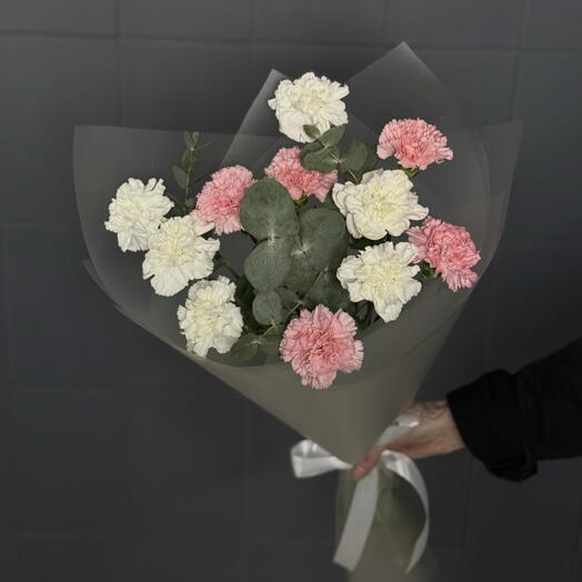 Букет гвоздик с зеленью