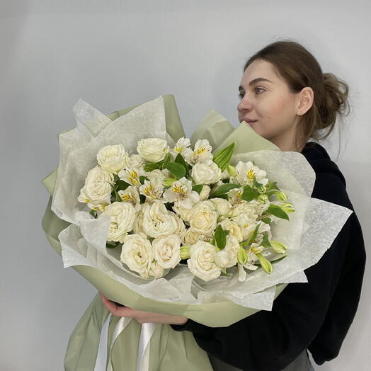 Букет из альстромерии и кустовых белых роз