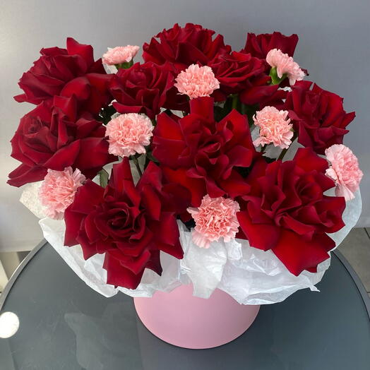Композиция из ажурных роз и диантуса