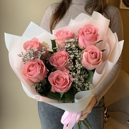 Букет из 7 розовых роз с лимониумом 🎀