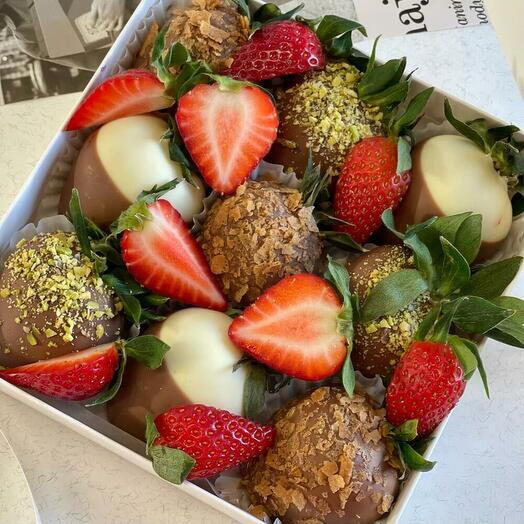 Strawberries in chocolate "Pistashio" 9 pcs