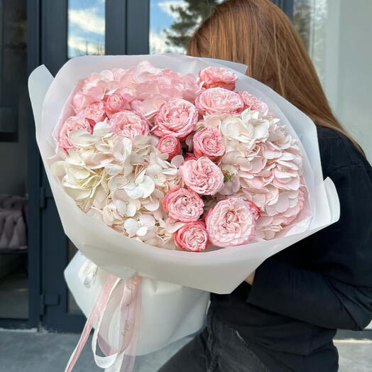 Букет из гортензий и кустовых пионовидных роз «Нежное очарование»
