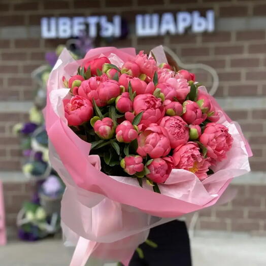 Шикарный букет пионов Коралл Шарм 25 шт