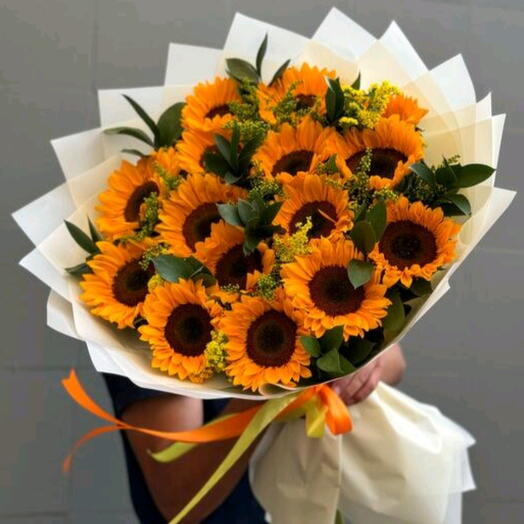 🌻Роскошные подсолнухи с ветками зелени