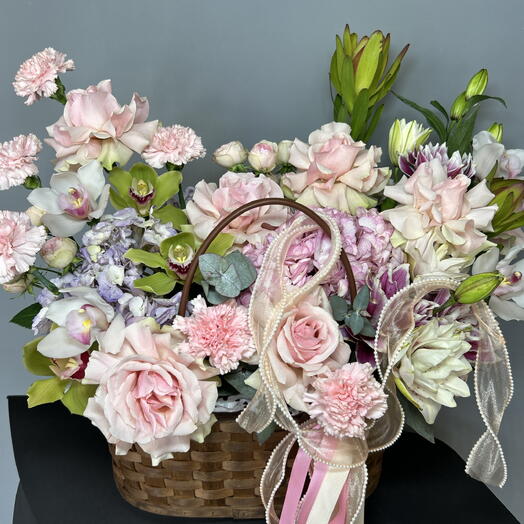Шикарная нежная корзина из роз и экзотики 🌸