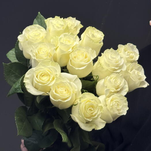 Розы мондиаль белые эквадор 15 шт