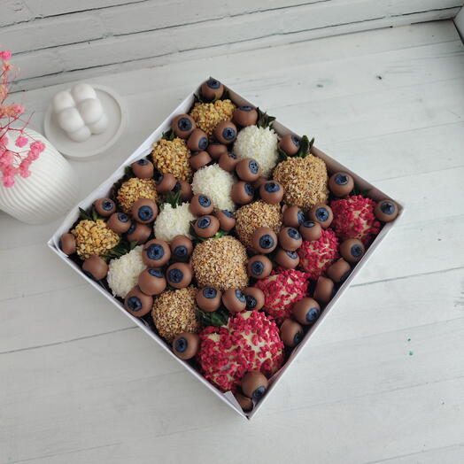 Клубника в белом и молочном шоколаде 🍓🍓🍓 16 штук + голубика