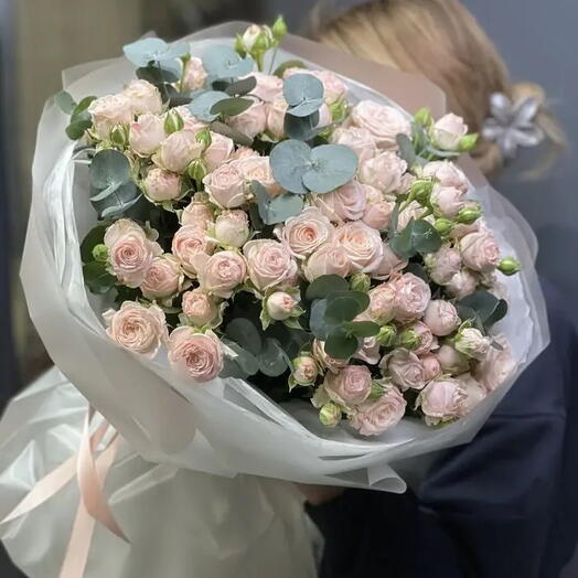 Нежно-розовые кустовые розочки с эвкалиптом 💕