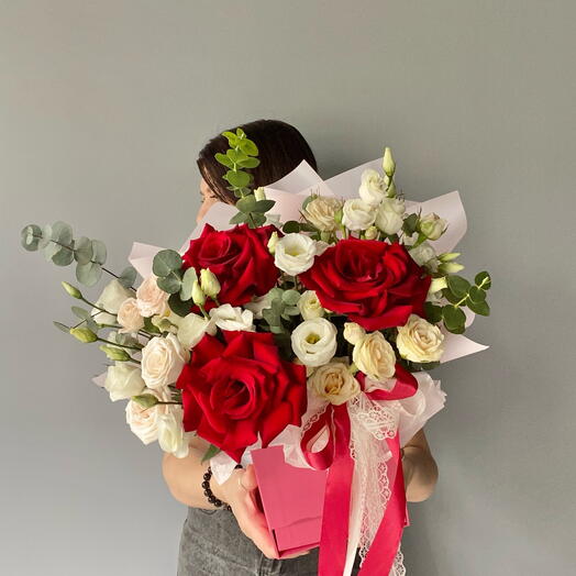 🌹Композиция с французскими розами, белой эустомой и кустовыми розами в коробке-шкатулке