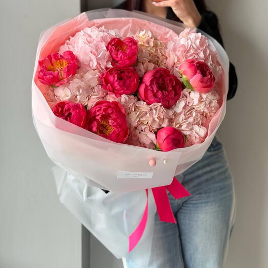 Коралловые пионы и розовые гортензии