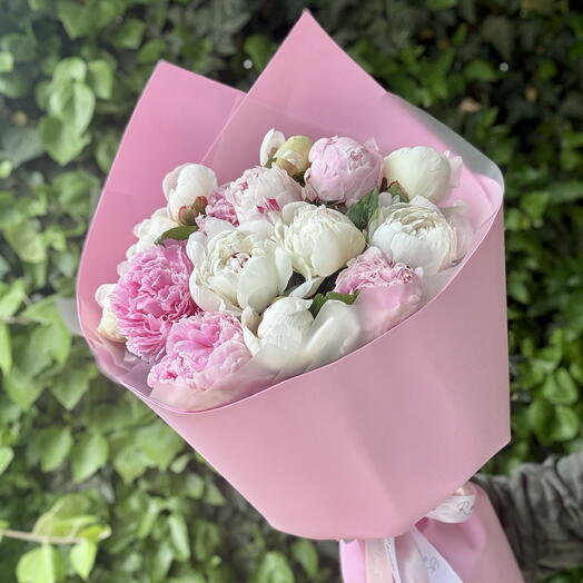 Букет ароматных белых и розовых пионов в стильной упаковке💖