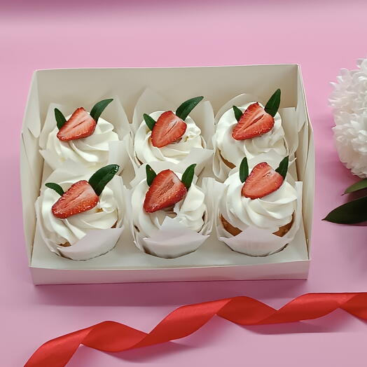 Капкейки с разными начинками, украшенные кусочками клубники в подарок, 6 шт в коробочке