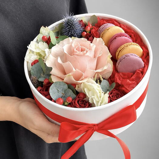 SWEET: Красный дофаминовый подарочный набор с печеньем макарон, французской розой, эвкалиптом и Гиперикумом