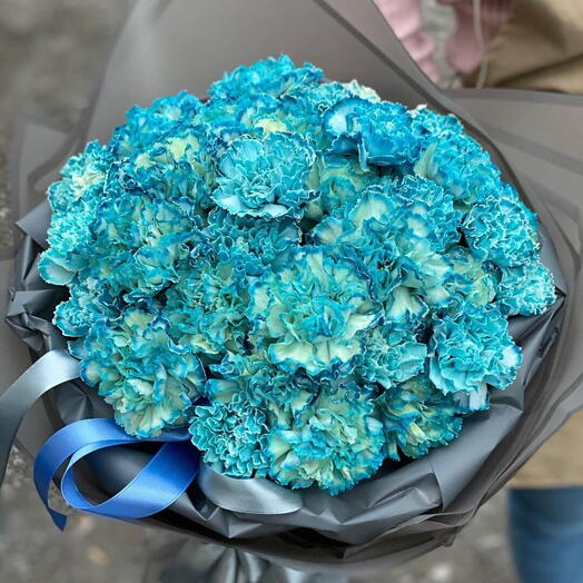 51 бирюзовая гвоздика в букете