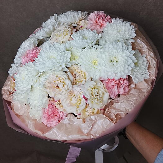 Хризантемы кустовые с диантусами и кустовой розой в круглой упаковке