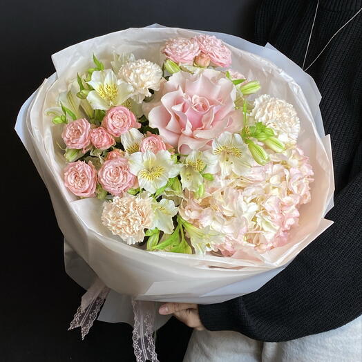 Розовый воздушный букет с гортензией 🌸