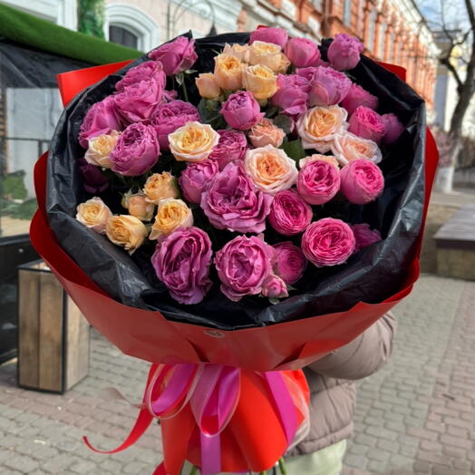 Букет из кустовых пионовидных роз ящик