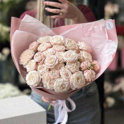 Princess Bouquet - пионовидные кустовые розы с диантусами B22