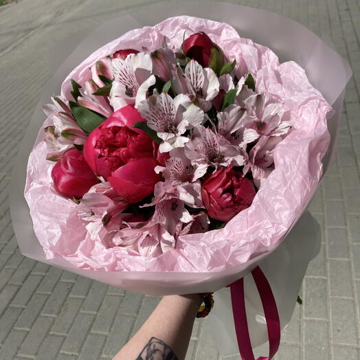 Пионы и альстромерии