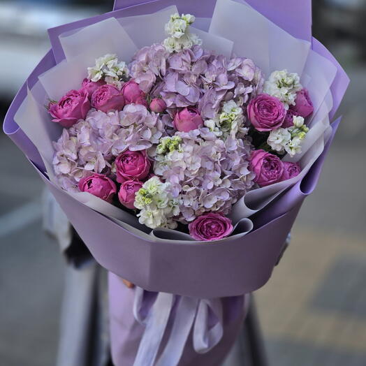 Букет из гортензий и кустовых роз 💕