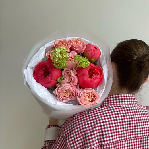 Букет с пионовидной розой, вибурнум и пионами Coral Charm🌺