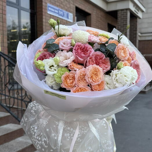 Большой букет с пионовидными розами, кустовыми розами, эустомой и др