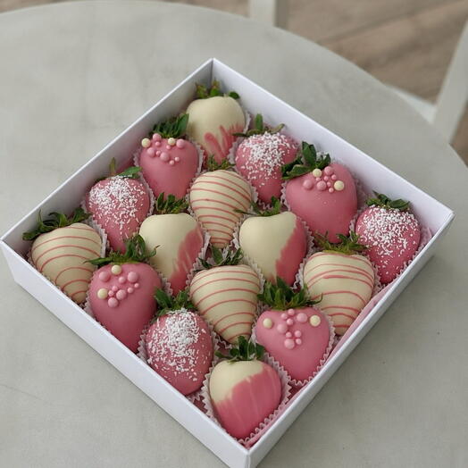 Blush Berry Delight Box (16 pcs)