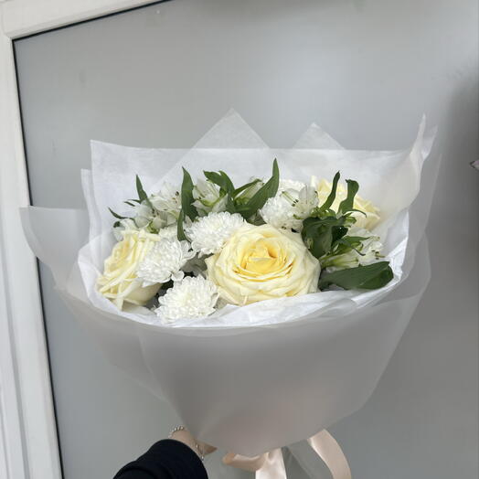 Букет с белыми розами