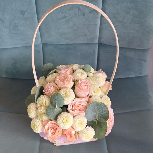 Корзина с розой кустовой,  эвкалиптом,  хризантемой