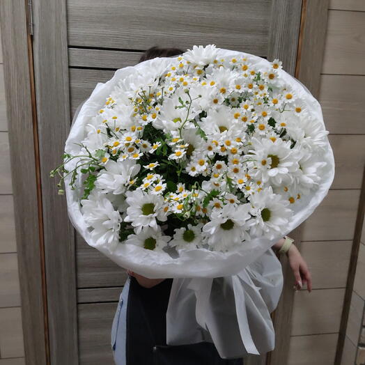 Букет с ромашкой и хризантемой