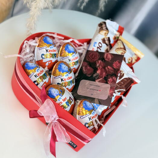 Коробочка сердце с киндерами