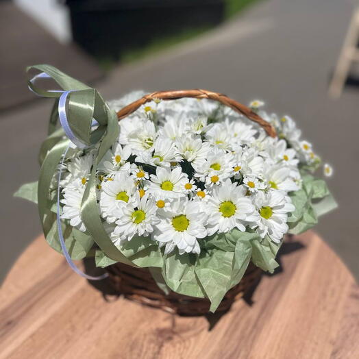 Корзина с ромашками