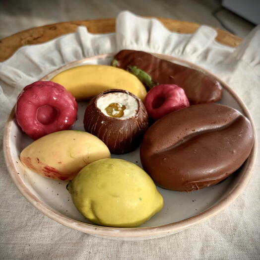 Ассорти корпусных пирожных (vegan) в подарок на День Рождения, как комплимент
