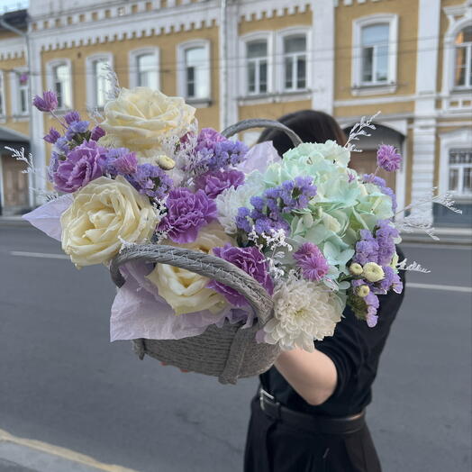 Лавандовая композиция с воздушной гортензией и ажурной статицей