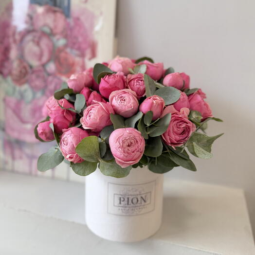 Коробка с пионовидной кустовой розой Pink Silva