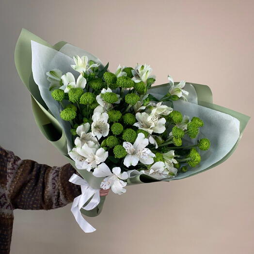 Сочный зеленый букет: кустовая хризантема, альстромерия