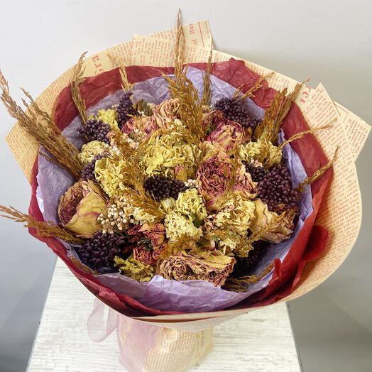 Bouquet with dried mandarin roses