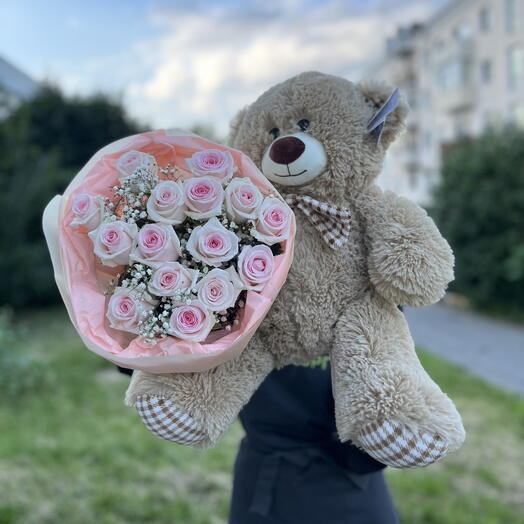 Букет роз с мишкой