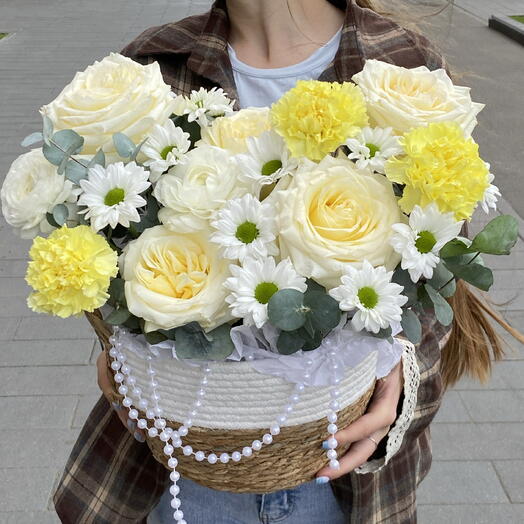 Композиция в корзине из розы, ранункулюса, хризантемы и диантусов