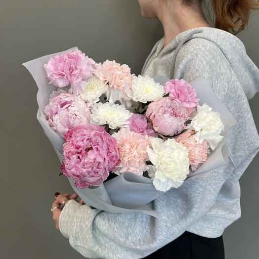 Стойкий букет с диантусами, пионами и хризантемой🌸