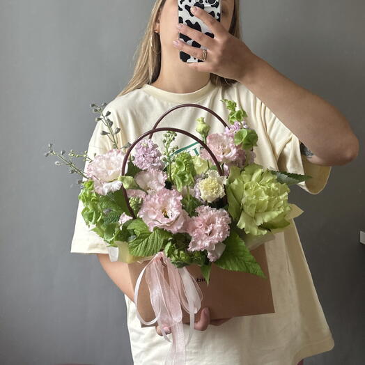 Композиция в сумочке с эустомой и маттиолой 💗