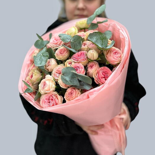 Розовый букет из пионовидной кустовой розы 9 шт. и эвкалипта